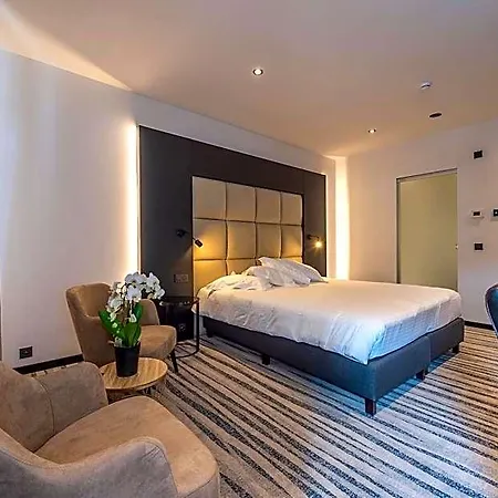 Monarc 4*